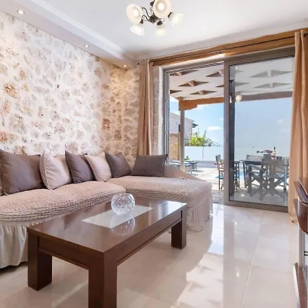 Villasgoudis Evelynn Villa *