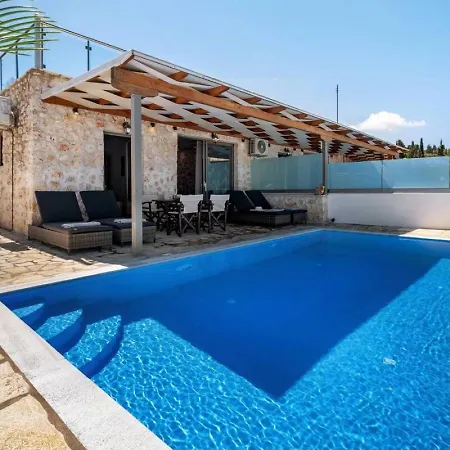 Villasgoudis Evelynn Villa *